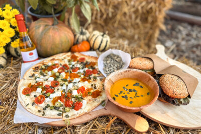 50.000 Kürbisse als Herbsttraum eröffnet: Oskarshausen wird zu Kürbishausen - Es wurden hausgemachte Flammkuchen serviert, zum Beispiel in der vegetarischen Variante mit Kürbischutney, Frühlingszwiebeln und Feta.