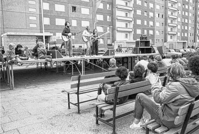 50 Jahre Neubaugebiet Fritz-Heckert: Eine Bildergalerie durch die Geschichte - 18.6.1985 in Karl-Marx-Stadt: Wohngebietsfest im Fritz-Heckert-Gebiet, am Versorgungszentrum Südblick, Wilhel-Firl-Straße und Robert-Siewert-Straße. Foto: Harry Härtel