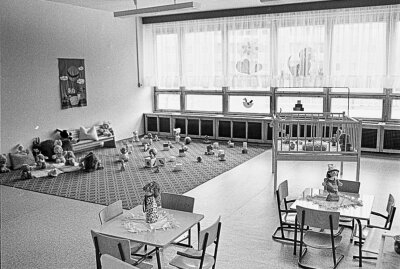 50 Jahre Neubaugebiet Fritz-Heckert: Eine Bildergalerie durch die Geschichte - 1984 in Karl-Marx-Stadt: Einweihung der Kinderkombination Kindergarten und Kinderkrippe im Baugebiet 8 Zum Hutholz 182- 184. Foto: Harry Härtel