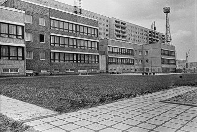 50 Jahre Neubaugebiet Fritz-Heckert: Eine Bildergalerie durch die Geschichte - 1984 in Karl-Marx-Stadt: Einweihung der Kinderkombination Kindergarten und Kinderkrippe im Baugebiet 8 Zum Hutholz 182- 184. Foto: Harry Härtel