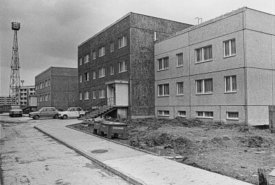 50 Jahre Neubaugebiet Fritz-Heckert: Eine Bildergalerie durch die Geschichte - 1984 in Karl-Marx-Stadt: Einweihung der Kinderkombination Kindergarten und Kinderkrippe im Baugebiet 8 Zum Hutholz 182- 184. Foto: Harry Härtel