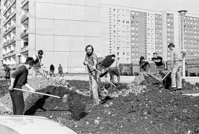 50 Jahre Neubaugebiet Fritz-Heckert: Eine Bildergalerie durch die Geschichte - 21.4.1985 in Karl-Marx-Stadt: Arbeitseinsatz von Jugendlichen der FDJ in der Alfred-Neubert-Straße. Foto: Harry Härtel