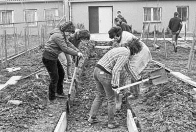 50 Jahre Neubaugebiet Fritz-Heckert: Eine Bildergalerie durch die Geschichte - 28.4.1985 in Karl-Marx-Stadt: Arbeitseinsatz von Jugendlichen der FDJ aus Schwarzenberg und Rochlitz zur Gestaltung eines Spielplatzes im Heckert-Gebiet. Foto: Harry Härtel