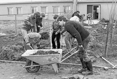 50 Jahre Neubaugebiet Fritz-Heckert: Eine Bildergalerie durch die Geschichte - 28.4.1985 in Karl-Marx-Stadt: Arbeitseinsatz von Jugendlichen der FDJ aus Schwarzenberg und Rochlitz zur Gestaltung eines Spielplatzes im Heckert-Gebiet. Foto: Harry Härtel