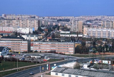 50 Jahre Neubaugebiet Fritz-Heckert: Eine Bildergalerie durch die Geschichte - 1995: Blick über das Fritz-Heckert-Gebiet, Wolgograder Allee. Foto: Harry Härtel