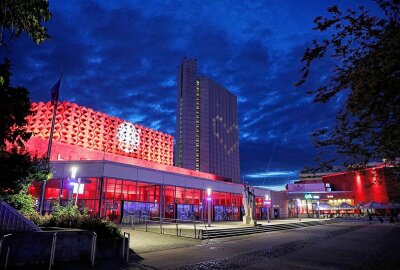 50 Jahre Stadthalle Chemnitz - Am 22. Juni 2020 leuchtet die Stadthalle Chemnitz im Rahmen der "Night of Light" rot als Hilferuf der Kulturbranche an die Politik. Foto: Harry Härtel