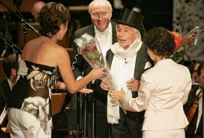 50 Jahre Stadthalle Chemnitz - Am 3. September 2005 begeisterte Johannes Heesters im Sonderkonzert mit der Robert-Schumann-Philharmonie unter der Leitung von Manfred Rosenberg das Publikum in der Chemnitzer Stadthalle. Foto: Harry Härtel