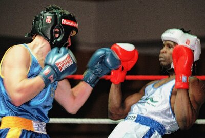 50 Jahre Stadthalle Chemnitz - Am 20. Juni 1999 traten Juha Ruokola und Julio Mondlane im Kleinen Saal der Chemnitzer Stadthalle im internationalen Boxkampf um den Pokal der Stadt Chemnitz gegeneinander an. Foto: Harry Härtel