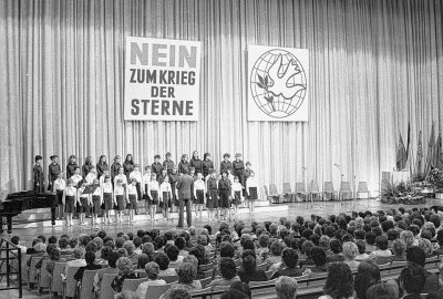 50 Jahre Stadthalle Chemnitz - Am 3. März 1986 fand in der Stadthalle Karl-Marx-Stadt ein Friedensmeeting der Frauen statt. Foto: Harry Härtel