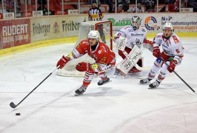 6:1! Dominante Eispiraten schlagen Regensburg - Lois Spitzner. Foto: Andreas Kretschel