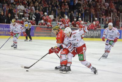 6:1! Dominante Eispiraten schlagen Regensburg - Tobias Lindberg gegen Jakob Weber. Foto: Andreas Kretschel