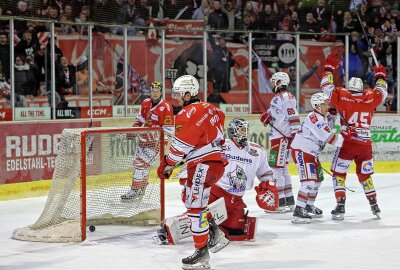 6:1! Dominante Eispiraten schlagen Regensburg - 1:0 ducht Colin Smith (vorn). Foto: Andreas Kretschel