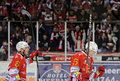 6:1! Dominante Eispiraten schlagen Regensburg - 2:0 durch Thomas Reichel (rechts). Foto: Andreas Kretschel