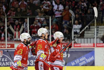 6:1! Dominante Eispiraten schlagen Regensburg -  2:0 durch Thomas Reichel (mitte). Foto: Andreas Kretschel