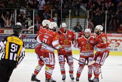 6:1! Dominante Eispiraten schlagen Regensburg - 2:0 durch Thomas Reichel. Foto: Andreas Kretschel