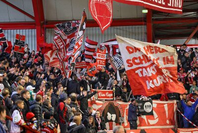 6:1! Dominante Eispiraten schlagen Regensburg - Insgesamt waren genau 2.222 Zuschauerinnen und Zuschauer im Stadion. Foto: Andreas Kretschel