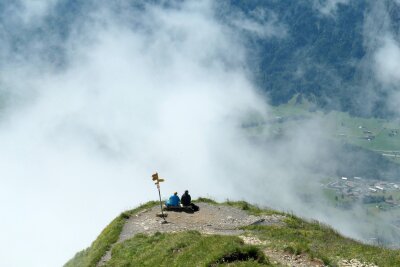 6 Gründe, warum Wandern gesund und glücklich macht - Dem Himmel ganz nah: Beim Aufstieg kommt das Glücksgefühl.