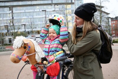 6 Tipps, wie Sie Kindern gute Gewohnheiten beibringen - Einen Helm tragen kann zu einer positiven Angewohnheit werden.