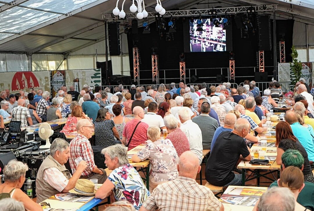 625 Jahre Flöha: Stadtfest hat begonnen - Zum Auftakt des Stadt-Jubiläumns war das Festzelt sehr gut besetzt. Foto: Erik Frank Hoffmann