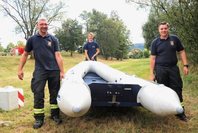 625 Jahre Flöha: Stadtfest hat begonnen - Die Feuerwehrleute Marcel Grünert, Luca Seidel und Colin Auerbach (v.l.) halfen beim Einrichten der Fährlinie mit. Foto: Knut Berger