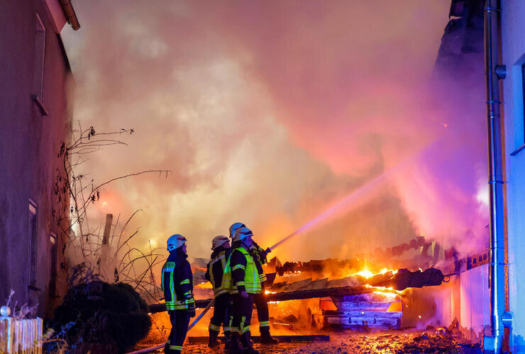 66 Einsatzkräfte bei Carport-Brand: Flammen greifen auf Häuser und PKW über - Feuer in Weidensdorf: Am Freitagabend kurz nach 18 Uhr treffen Feuerwehreinsatzkräfte zum Brandort ein.