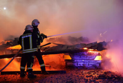 66 Einsatzkräfte bei Carport-Brand: Flammen greifen auf Häuser und PKW über - Der Sachschaden ist derzeit noch nicht bezifferbar. 