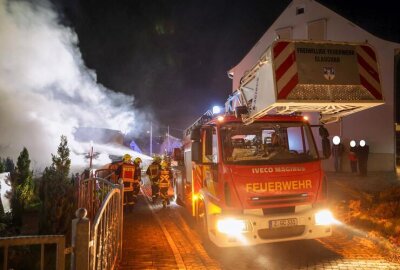 66 Einsatzkräfte bei Carport-Brand: Flammen greifen auf Häuser und PKW über - 66 Einsatzkräfte bekämpfen den Brand.