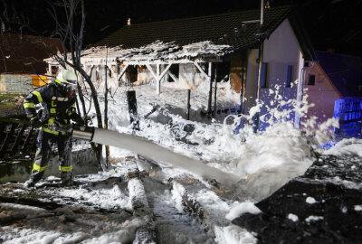 66 Einsatzkräfte bei Carport-Brand: Flammen greifen auf Häuser und PKW über - Das Feuer griff auf zwei in unmittelbarer Nähe stehende Wohnhäuser über.