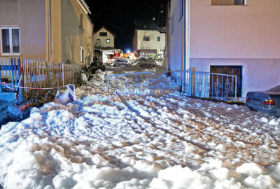 66 Einsatzkräfte bei Carport-Brand: Flammen greifen auf Häuser und PKW über - Zwei in dem Carport befindliche PKW Mercedes brannten vollkommen aus. 