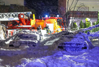 66 Einsatzkräfte bei Carport-Brand: Flammen greifen auf Häuser und PKW über - Zwei in dem Carport befindliche PKW Mercedes brannten vollkommen aus. 