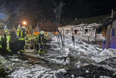 66 Einsatzkräfte bei Carport-Brand: Flammen greifen auf Häuser und PKW über - Durch die Feuerwehren Glauchau, Gesau, Remse, Meerane und Waldenburg mit insgesamt 66 Einsatzkräften konnte der Brand nach mehreren Stunden unter Kontrolle gebracht werden.