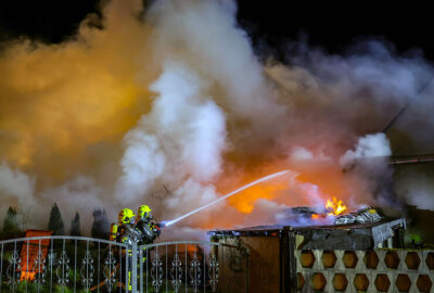 66 Einsatzkräfte bei Carport-Brand: Flammen greifen auf Häuser und PKW über - Der Sachschaden ist derzeit noch nicht bezifferbar. 