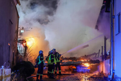 66 Einsatzkräfte bei Carport-Brand: Flammen greifen auf Häuser und PKW über - Das Feuer griff auf zwei in unmittelbarer Nähe stehende Wohnhäuser über.