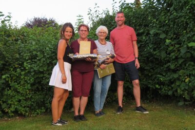 66 Jahre Hilbersdorfer SV: Ein erfolgreiches Jubiläum - Nadine Wickleder (stelllv. Vorsitzende), Petra Weinert (Schatzmeisterin), Monika Heede (Gründungsmitglied) und André Weinert (Vereinsvorsitzender) beim Überreichen der Ehrenplakette..