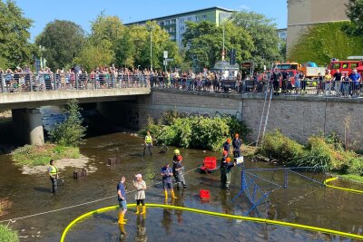 7.500 Enten schwimmen in der Chemnitz für den guten Zweck um die Wette - Das Spektakel lockte neben den Los-Käufern auch viele Schaulustige an. Die Feuerwehr Glösa unterstütze das Event in der Durchführung. 