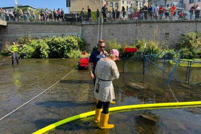 7.500 Enten schwimmen in der Chemnitz für den guten Zweck um die Wette - Der Präsident des Lions Clubs, Markus Brückner, moderiert das Event.