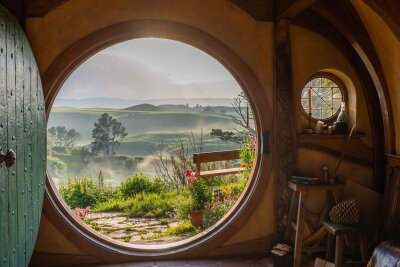 7 bekannte Drehorte, die man im Urlaub besuchen kann - Als wäre man in Mittelerde: In Hobbiton lässt sich das einstige Filmset von "Herr der Ringe" und "Der Hobbit" erkunden.