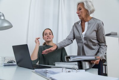 7 effektive Tipps für mehr Gelassenheit im Job - "Bitte das auch noch": Zu viele Aufgaben von der Chefin stressen.