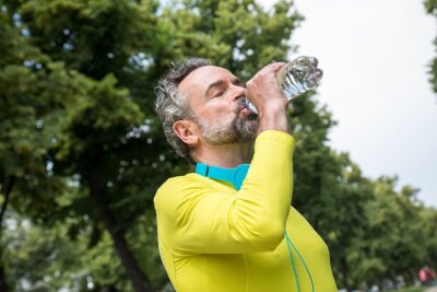 7 Fakten: Warum wir schwitzen und das ziemlich gesund ist - Trinken ist wichtig: 1,5 Liter pro Tag sollten es sein.