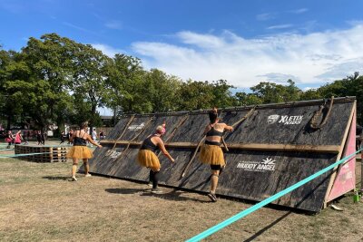 7 Frauen aus Mittelsachsen dabei beim Muddy Angel Run in Dresden - Das Mindestalter für die Teilnahme liegt bei 12 Jahren, und auf einer Strecke von 5 km warten 15 Hindernisse, die gemeinsam gemeistert werden wollen.