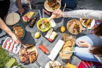 7 Ideen für mehr Spaß an gesundem Essen - Ein Picknick im Park zusammen mit Freunden ist immer eine gute Idee.