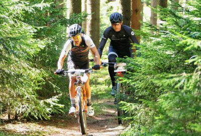 7. Miriquidi-Bike-Challenge begeistert Mountainbiker im Erzgebirge - Lokalmatador Uwe Müller (vorn) siegte über 60 Kilometer. Foto: Andreas Bauer