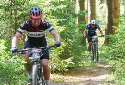 7. Miriquidi-Bike-Challenge begeistert Mountainbiker im Erzgebirge - Die Fahrer kämpften sich durch den Finsterwald, für den der Begriff Miriquidi steht. Foto: Andreas Bauer