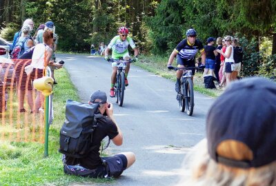 7. Miriquidi-Bike-Challenge begeistert Mountainbiker im Erzgebirge - Am Schlussanstieg wurden alle noch einmal angefeuert. Foto: Andreas Bauer