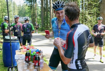 7. Miriquidi-Bike-Challenge begeistert Mountainbiker im Erzgebirge - Im Ziel gab es Verpflegung und kurze Plauschs. Foto: Andreas Bauer