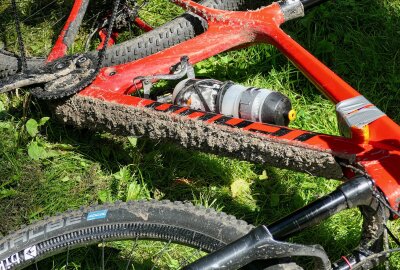 7. Miriquidi-Bike-Challenge begeistert Mountainbiker im Erzgebirge - An den Bikes hat die Strecke ihre Spuren hinterlassen, obwohl es vergleichsweise trocken war. Foto: Andreas Bauer