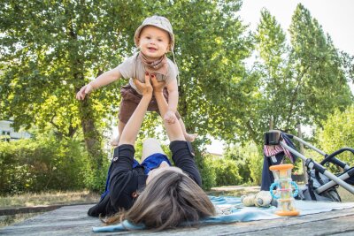 7 Tipps, wie Sie Ihre Familie vor Hitze schützen - Ein sonniger Tag kann die Stimmung heben und zu einem gesteigerten Wohlbefinden führen.