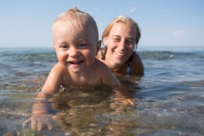 7 Tipps, wie Sie Ihre Familie vor Hitze schützen - Im kühlen Nass lässt sich die Hitze besser ertragen.