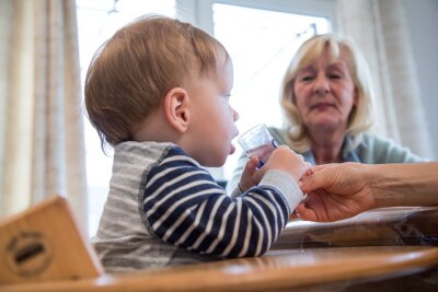 7 Tipps, wie Sie Ihre Familie vor Hitze schützen - Kinder und ältere Menschen sollten bei Hitze viel trinken.