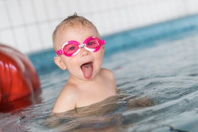 7 Tipps, wie Sie Ihre Familie vor Hitze schützen - Für Kinder ist Wasser eine gute Möglichkeit, um sich abzukühlen.